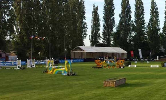 Centre hippique avec chevaux et poneys