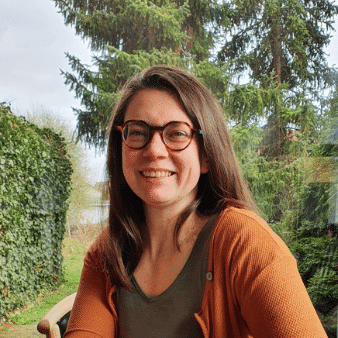 Directrice souriante avec le jardin en arrière plan